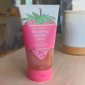 Bath& Body Works strawberry pound cake foaming sugar scrub